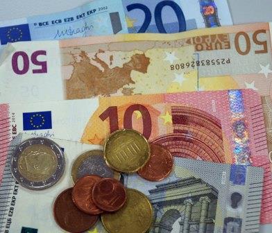 Foto zeigt Geldscheine und Münzen in Euro-Währung