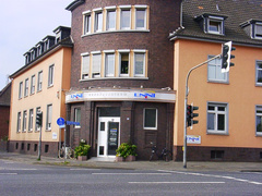 Foto zeigt den Eingang des Jobcenters im Gebäude der ENNI in Neukirchen-Vluyn auf der Niederrheinallee